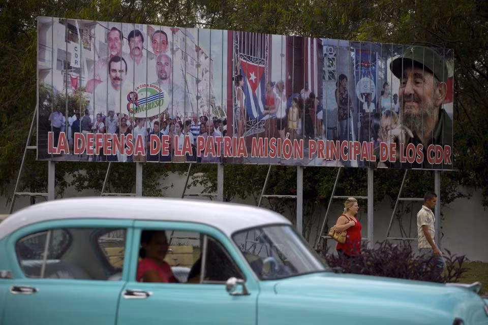 Bảng khẩu hiệu tuyên truyền có hình ảnh của cựu Chủ tịch Fidel Castro (phải) và nhóm 5 công dân Cuba xuất hiện trên đường phố thủ đô Havana, Cuba ngày 17/12.