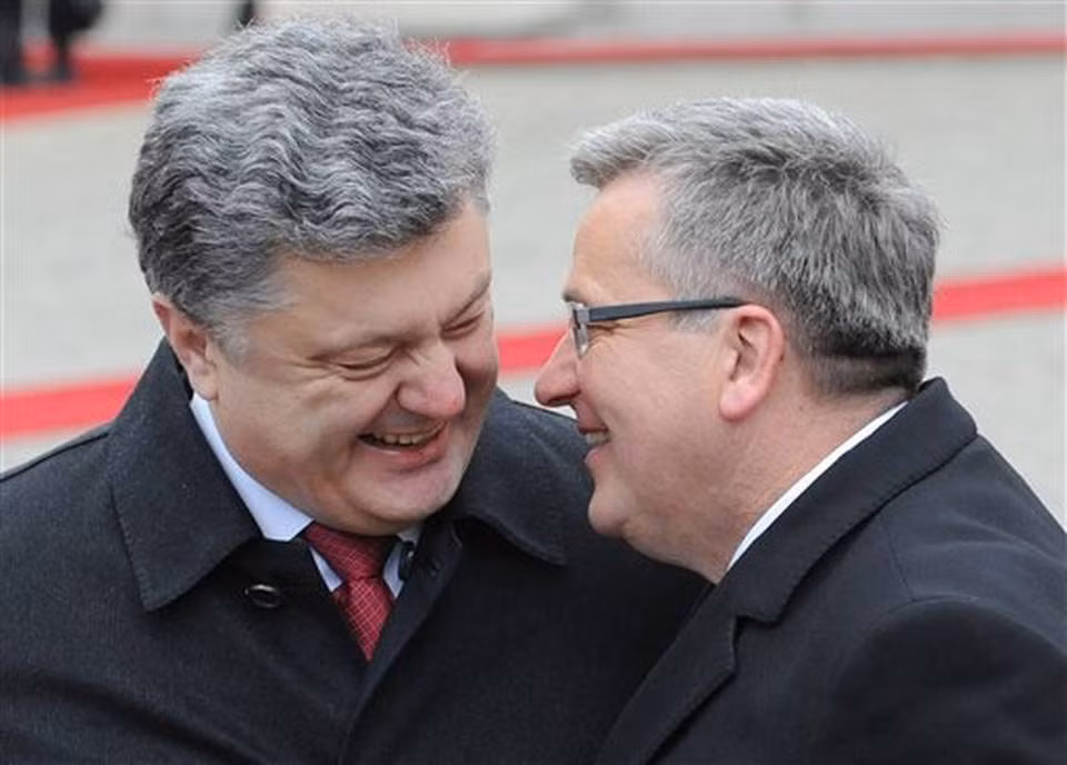 Tổng thống Ba Lan Bronislaw Komorowski (phải) tiếp đón Tổng thống Ukraine Poroshenko ở Warsaw ngày 17/12.