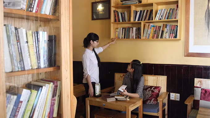 Khách đến cà phê sách Chiêu tìm sự yên bình - Ảnh: Yến Trinh