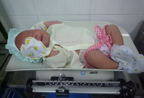 Chiều tối 28/8/2014, một phụ nữ khoảng 45 tuổi ẵm theo một đứa bé độ 10 ngày tuổi, nặng 4kg đến khoa Sản, Bệnh viện Đa khoa Vĩnh Đức, huyện Điện Bàn, Quảng Nam và nhờ bệnh viện tiếp nhận. Người phụ nữ này cho biết, bà nhặt được bé trai này trên đoạn đường từ TP Đà Nẵng về Điện Bàn, khi nghe bé khóc thét bên một gốc, và nhanh chóng dùng khăn quấn quanh mình cháu bé rồi mang đến bệnh viện. Các bác sĩ cho biết sức khỏe cháu bé bình thường.