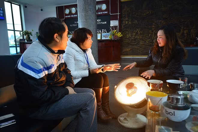 Nhiều du khách đi du lịch không chịu nổi cái lạnh phải ngồi trong phòng hoặc khách sạn để sưởi ấm.