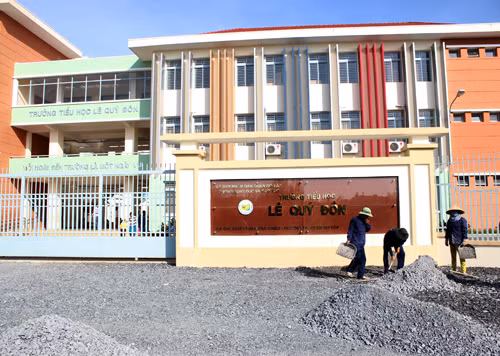 9. Học sinh lớp 1 ở TP HCM bị tủ ở trường học đè chết. Ngày 9/12, trong khi các cô giáo trường tiểu học Lê Quý Đôn (quận Gò Vấp, TP HCM) đang cho các cháu ăn trưa thì nghe tiếng đổ sập rất lớn từ trên tầng 3 - nơi ngủ trưa của học sinh lớp 1. Một số giáo viên vội chạy lên kiểm tra thì phát hiện chiếc tủ đựng chăn mền của học sinh bị đổ, đè lên người em Trịnh Gia Bảo, học sinh lớp 1/12.