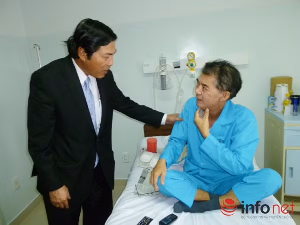 Ông Nguyễn Bá Thanh trong một lần đến thăm các bệnh nhân đang điều trị tại Bệnh viện Ung thư Đà Nẵng.
