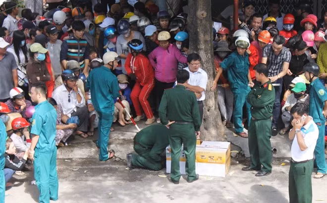 Đến 10h30, sau khi lực lượng Công binh rà phá bom mìn kiểm tra, cơ quan chức năng đã di chuyển vật thể về trụ sở để điều tra.