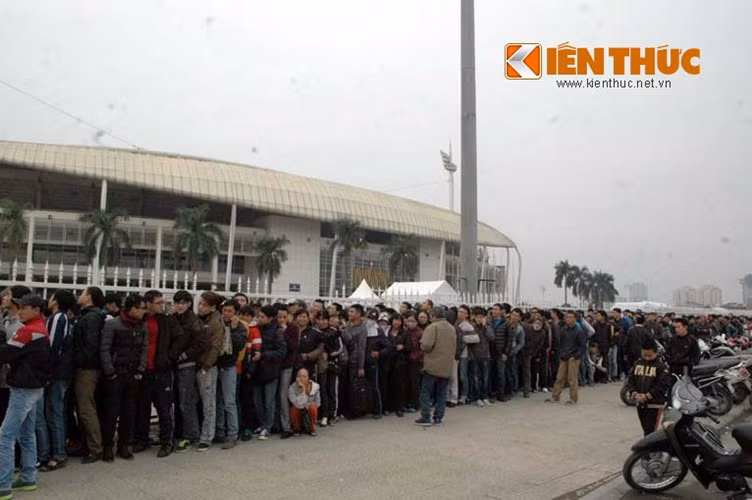 Ban tổ chức cho biết đã chọn hai địa điểm ở giữa quảng trường để người hâm mộ có thể xếp hàng mua vé. Vé trận bán kết Việt Nam - Malaysia có 4 mệnh giá từ 150.000 đồng - 400.000 đồng tùy khán đài. Còn vé chợ đen trong ngày 6/12 đã được "hét" lên mức từ 900.000 đến 2,2 triệu đồng/cặp.