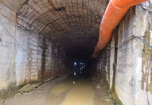 Hầm thủy điện dài khoảng 700 m, các công nhân đang thi công được 600 m. Khu vực sập hầm ở vị trí 500 m từ ngoài vào. Để đưa các nạn nhân ra khỏi vị trí gặp nạn, một ống sắt có đường kính khoảng 60cm đã được đưa từ TP Đà Lạt vào hiện trường để hút đất đá ra, các nạn nhân sẽ chui qua đường ống này để ra ngoài. Ảnh: Xã luận.