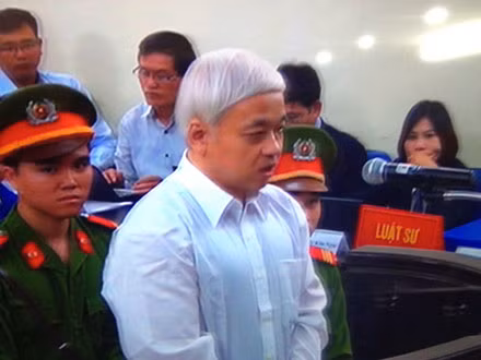 Tuy nhiên, mỗi khi được Hội đồng xét xử hỏi, bị cáo Kiên thường trình bày với thời gian dài nhất. Ông vẫn tỏ ra bình tĩnh, trình bày vấn đề mạch lạc.