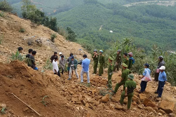 Được biết đây là hầm vàng không có giấy phép hoạt động. Có khoảng 30 người thuộc lực lượng chức năng phối hợp với người dân tiến hành đào bới đất để tìm kiếm thi thể các nạn nhân, nhưng do lớp đất đá vùi lấp quá sâu nên vài ngày sau thi thể 3 nạn nhân mới được tìm thấy.