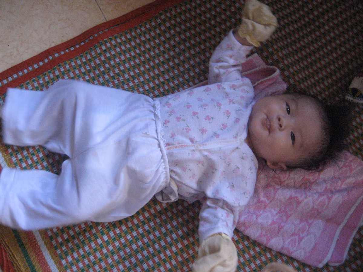 Bé gái đã được nhà chùa nhận nuôi, đặt tên là Trần Ngân Giang và làm giấy khai sinh. So với lúc mới bị bỏ rơi, bé Giang giờ rất bụ bẫm, tráng trẻo và xinh xắn. Trong ảnh là bé Giang lúc được 3 tháng tuổi tại chùa Bửu Trì.
