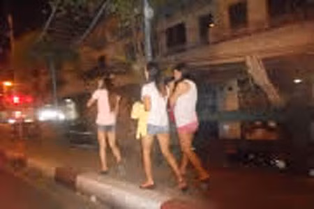 Những cây "cầu vẫy" ở Sài Gòn. Vào những buổi tối hay những đêm cuối tuần, đi qua các cây cầu của Sài Gòn như cầu Khánh Hội (quận 4), cầu Tân Thuận (quận 7), cầu Thị Nghè (quận 1), cầu vượt khu công nghiệp Tân Tạo, cầu Đỏ... mới thấy gái bán dâm tại TP HCM đủ loại và nhiều vô kể.