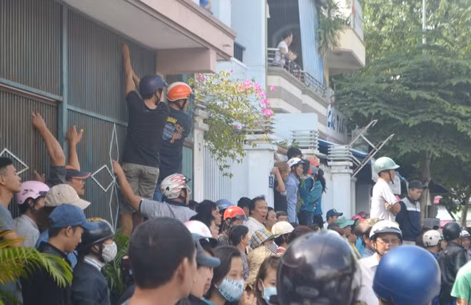 Một số người còn trèo lên cổng, hàng rào để nhìn cho rõ vật thể lạ.
