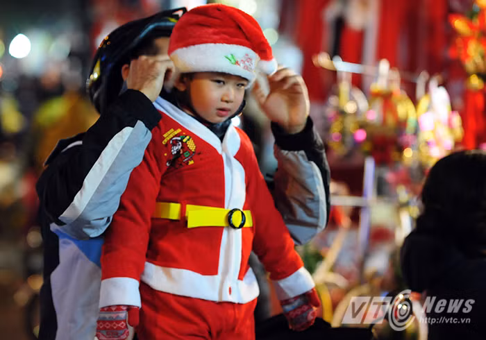 Tại Việt Nam, ngày nay dù không chính thức nhưng Giáng sinh dần dần được coi như một ngày lễ chung, thường được tổ chức vào tối 24 và kéo sang ngày 25/12.