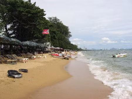 "Khu đèn đỏ" Đồ Sơn. Bãi biển Đồ Sơn (Hải Phòng) là một trong những bãi biển du lịch đông khách nhất miền Bắc. Tuy nhiên, một trong những lý do chính thu hút khách của bãi biển này đó là nhờ các dịch vụ "sung sướng" tại đây.
