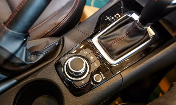 Màn hình này được điều chỉnh thông qua cụm nút bấm và phím xoay Commander như xe Mercedes hay BMW