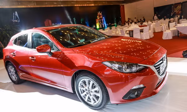 Thiết kế đầu xe giống với bản sedan, mâm xe chỉ lớn 16"