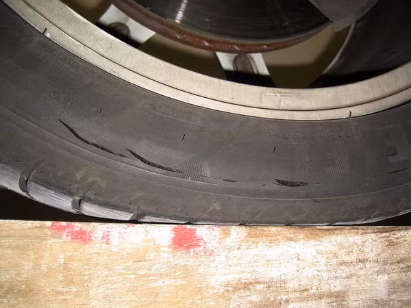 Lốp xe bị rạn, nứt có thể là hậu quả của sự lão hóa