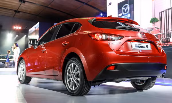Phiên bản hatchback ngắn hơn bản sedan đôi chút