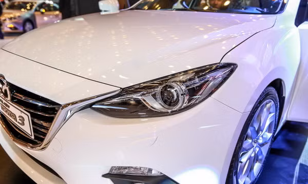 Đèn pha Bi-xenon cho phiên bản 2.0 Sedan, đi cùng hệ thống rửa đèn