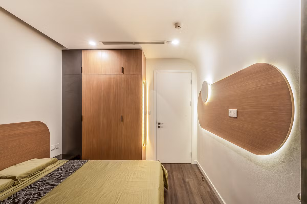 Mỗi phòng đều được bố trí đèn LED trên tường hoặc trên giá sách, vừa làm điểm nhấn và vừa cung cấp đủ độ sáng cần thiết.