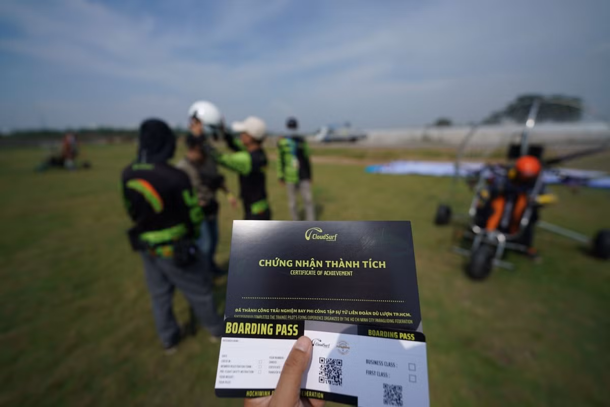 Du khách cđược chứng nhận hoàn thành chuyến bay trên bầu trời với dù lượn có động cơ tại TP Hồ Chí Minh.