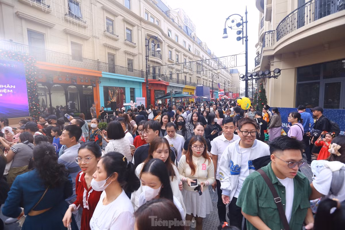 Khu vực ngã ba kín không còn chỗ đứng.