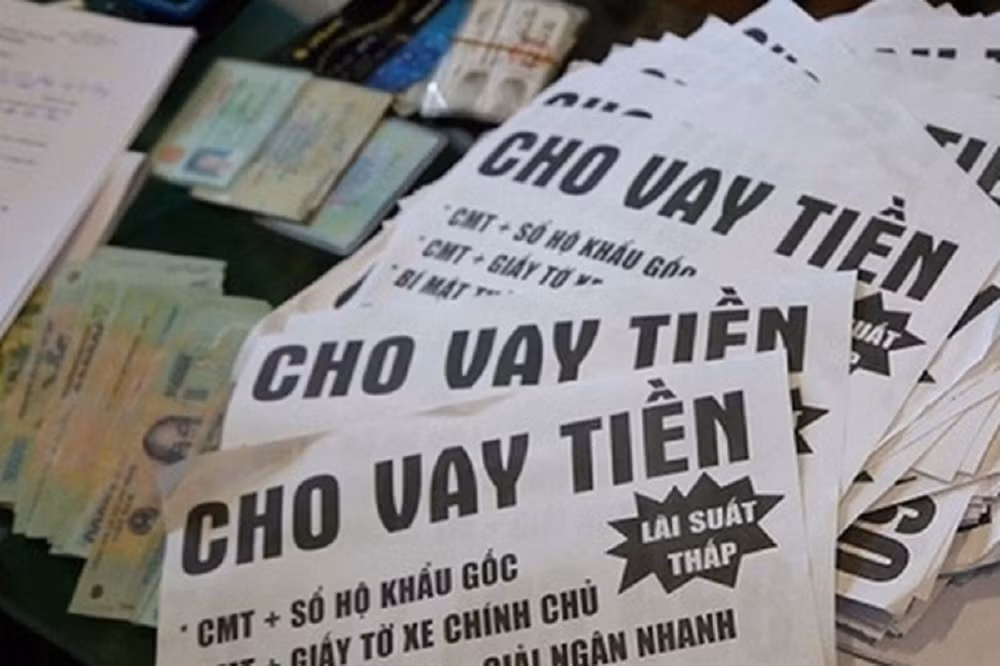 Hai cuu can bo cong an phuong o Ha Noi bi cao buoc cho vay nang lai, to chuc ghi lo de