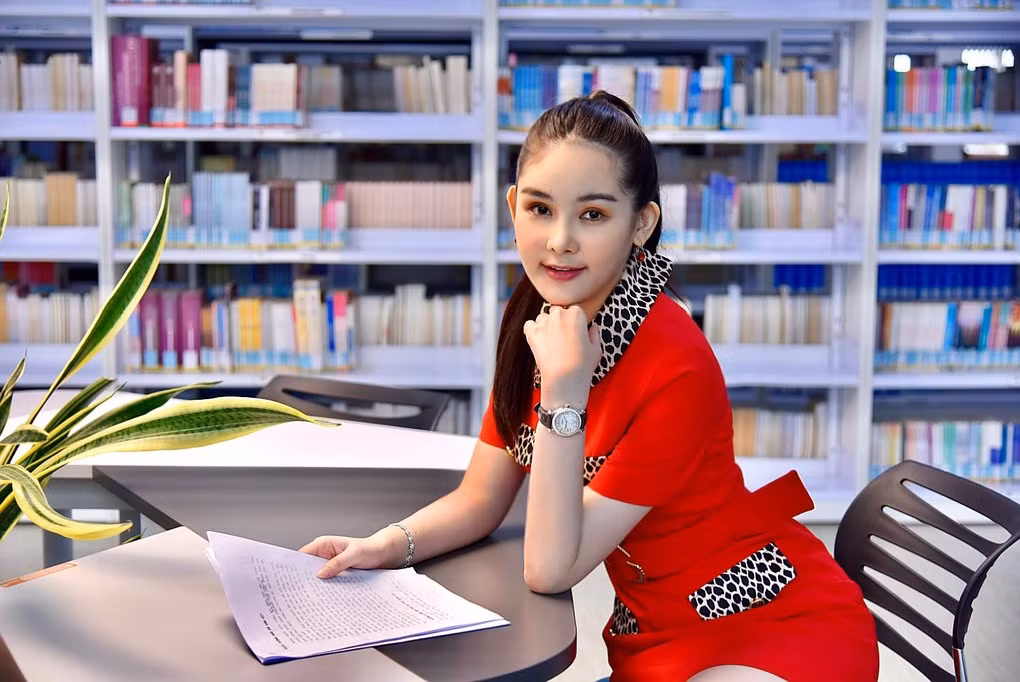 My nhan Viet lam giang vien: Midu bi chup len, Ngan Anh len chuc sau 1 nam