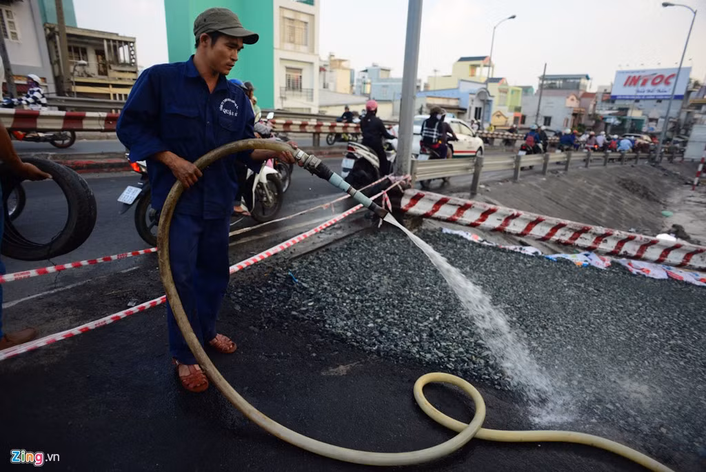 Gấp rút tháo dỡ cầu trăm tuổi ở Sài Gòn - Hình 9 Gap rut thao do cau tram tuoi o Sai Gon-Hinh-9
