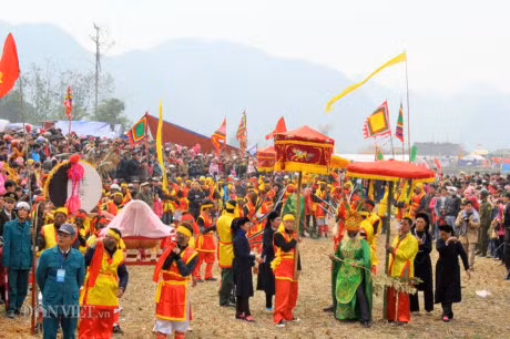 Du khach dua nhau so “cua quy” lay may trong le hoi Na Nhem
