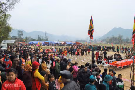 Du khach dua nhau so “cua quy” lay may trong le hoi Na Nhem-Hinh-12