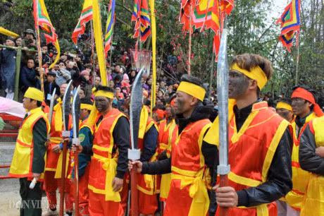 Du khach dua nhau so “cua quy” lay may trong le hoi Na Nhem-Hinh-5
