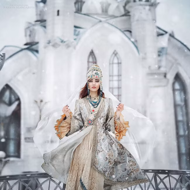 Nàng công chúa Nga bước ra từ lâu đài giữa tuyết trắng đầy trời.