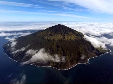 Tristan da Cunha là quần đảo xa xôi nhất thế giới với dân số vô cùng thưa thớt, chỉ khoảng 271 người. Tuyến đường biển ngắn nhất tới đây cũng kéo dài tới 6 ngày. Tuy vậy, nơi này lại có đầy đủ các dịch vụ: từ internet, quán bar cho tới cả sân golf.