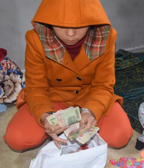 Phan Thị Hòa khai nhận, trước đây từng làm nữ giúp việc cho chủ khách sạn Hoàn Kiếm, nhiều lần thấy vợ chồng chủ nhà đếm và cất tiền. Lợi dụng sơ hở của vợ chồng chủ khách sạn, từ tháng 10/2015 đến nay, Hòa đã liên tục 9 lần lấy trộm tài sản, chiếm đoạt gần 100 cây vàng.