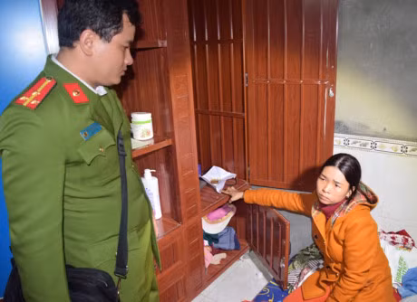 Bằng các biện pháp nghiệp vụ, lực lượng hình sự Công an thành phố Huế, Công an phường Vỹ Dạ phối hợp với các địa phương đã bắt giữ nghi phạm Phan Thị Hòa, 32 tuổi, trú tại thôn Lại Tân, Phú Mậu, Phú Vang, Thừa Thiên-Huế. Trong ảnh, Nghi phạm Phan Thị Hòa - nữ giúp việc trộm gần 100 lượng vàng chỉ nơi cất giấu tài sản do trộm cắp mà có.