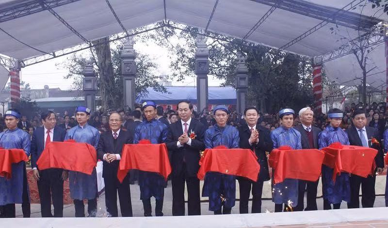 Chủ tịch nước cắt băng khánh thành đền thờ Mai Hắc Đế Chu tich nuoc cat bang khanh thanh den tho Mai Hac De