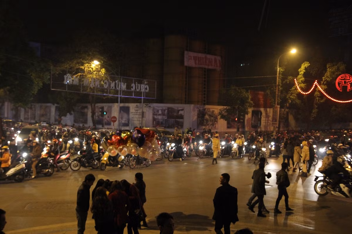 Trong thời khắc vừa bước sang năm mới, các tuyến phố quanh Hồ Hoàn Kiếm, Nhà hát lớn... người xe vẫn đông nghịt. Người dân từ mọi nơi đổ về đây để tham gia các hoạt động vui chơi, lễ hội, đếm ngược chào năm mới.