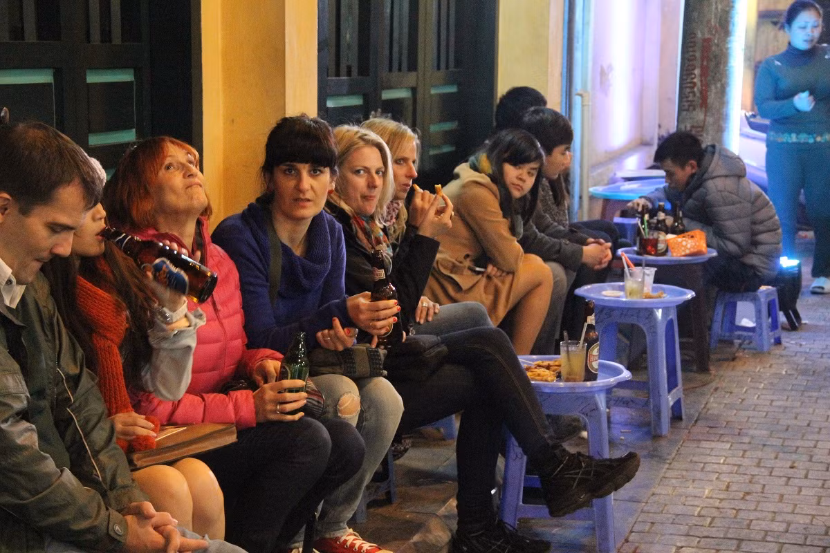Nhiều người nước ngoài, bạn trẻ người Việt tập trung tại các quán ăn, quán bar vui chơi, chờ đợi khoảnh khắc bước sang năm mới.
