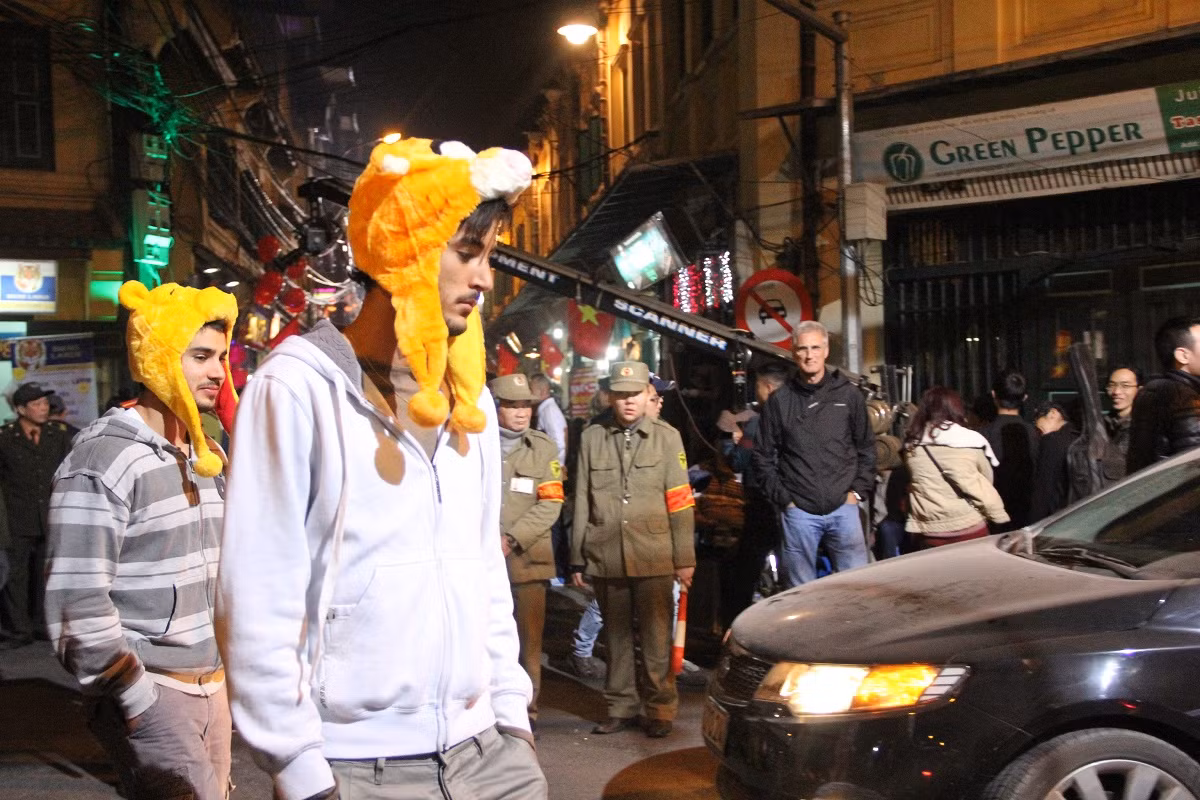 Tay tra chanh, chem gio chao 2014 tren Pho Tay Ha Noi