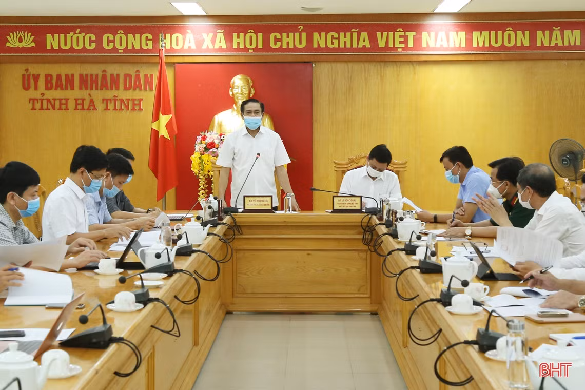 Tỉnh Hà Tĩnh: Lãnh đạo Sở Y tế Hà Tĩnh cho biết, công dân trở về từ vùng có dịch, nếu chưa tiêm hoặc chưa tiêm đủ 2 liều vắc xin thì phải cách ly tập trung 14 ngày, sau đó cách ly tại nhà 7 ngày và tiếp tục theo dõi sức khỏe tại nhà thêm 7 ngày. Đối với người đã tiêm đủ 2 mũi vắc xin thì cách ly tại nhà 7 ngày, sau đó tiếp tục theo dõi y tế tại nhà thêm 7 ngày.