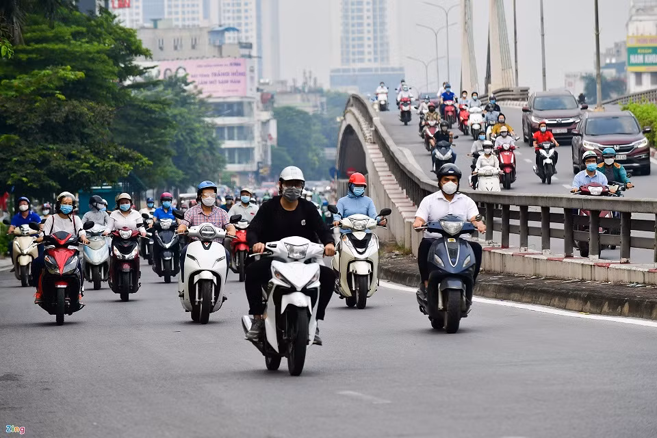 7h30 tại chân cầu vượt Ngã Tư Sở, hướng từ quận Thanh Xuân về trung tâm thủ đô. Ảnh: Nhật Sinh.