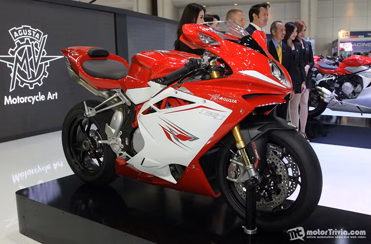 Siêu mô tô MV Agusta F4 RR trang bị động cơ 4 xi-lanh, dung tích 998 phân khối, sản sinh công suất tối đa 201 mã lực, mô-men xoắn cực đại 114 Nm, tốc độ tối đa đạt 296 km/h.