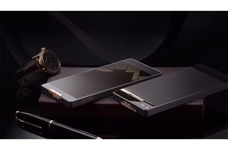 Gresso Regal Black có khung vỏ nguyên khối làm từ vật liệu hợp kim titan và vàng 18 kara.