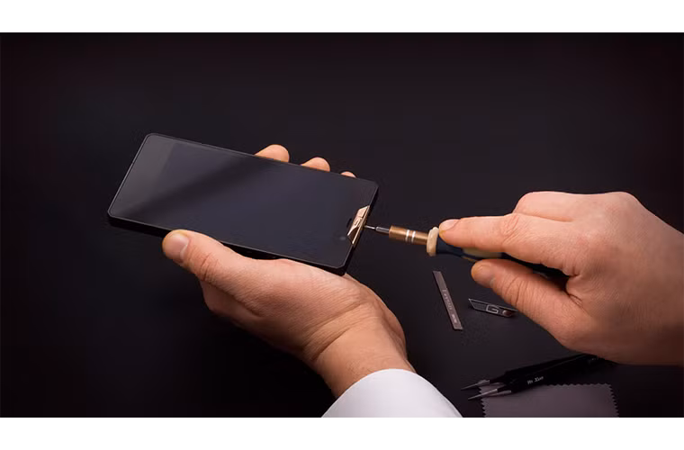 Gresso Regal Black trang bị các kết nối NFC, Bluetooth 4.0, Wi-Fi a/b/g/n, microUSB. Tuy nhiên, không hỗ trợ mạng 4G LTE là một thiếu sót lớn đối với mẫu điện thoại cao cấp dành cho doanh nhân này.