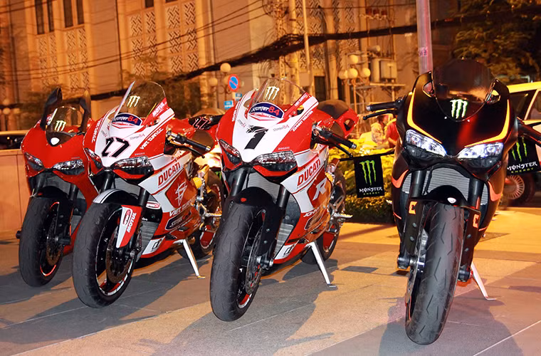 Những chiếc xe này đều được dán họa tiết chữ M cách điệu của chữ Monster, tượng trưng cho vết cào của quái vật trong series phim nổi tiếng của Mỹ.