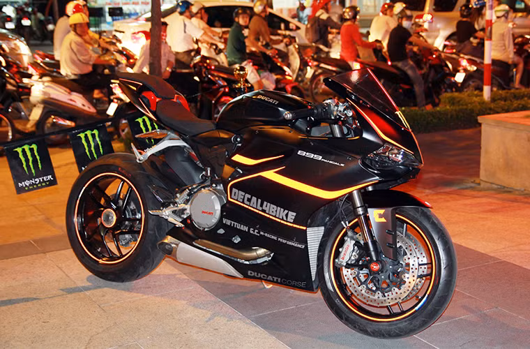 Ducati 899 Panigale được dán decal phản quang, tạo nên những đường sọc nổi bật trong đêm.