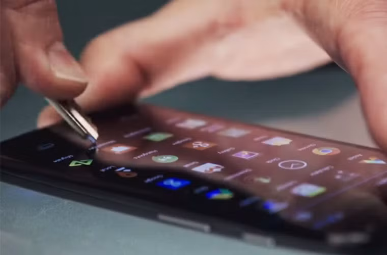 Lần này, người thử nghiệm thay thế bằng một smartphone Android khác trang bị kính màn hình Gorilla Glass. Như bạn thấy trên hình, màn hình vẫn nguyên vẹn sau cú cào bằng chìa khóa.