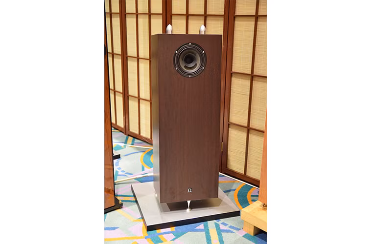 Bộ loa đặc biệt với chỉ một củ loa duy nhất. Tuy kích thước nhỏ nhưng cho âm thanh đủ đầy một cách sống động.