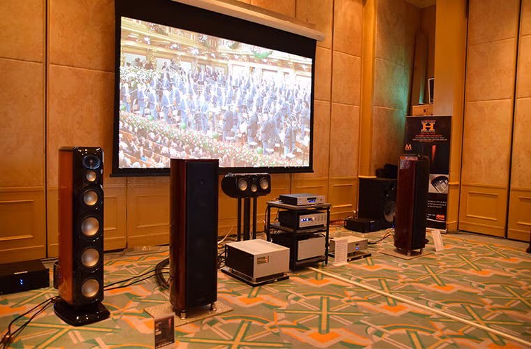 Hệ thống này được cấu thành từ máy chiếu 4K, màn chiếu chất lượng cao và âm thanh hi-end cao cấp.