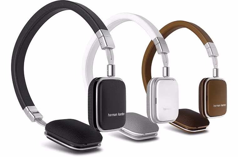 HARMAN KARDON SOHO: Soho là mẫu tai nghe cao cấp của Harman Kardon với thiết kế sử dụng chất liệu da cao cấp cho phép xếp gập gọn gàng, phù hợp với những người hay di chuyển nhưng yêu cầu chất lượng âm thanh có độ trung thực cao và một ngoại hình sang trọng. Tai nghe có kết cấu làm từ khung thép không gỉ mạ anode mờ, có khả năng bẻ gập lại với bản lề chắc chắn. Harman Kardon Soho được bọc da thủ công với những đường may tương tự như trên các phần nội thất da trong xe hơi cao cấp.